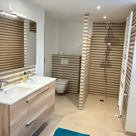 Dom wakacyjny Petit Manoir, Grand Jardin Dans La Baie Du Mont-saint-michel Tirepied-sur-See